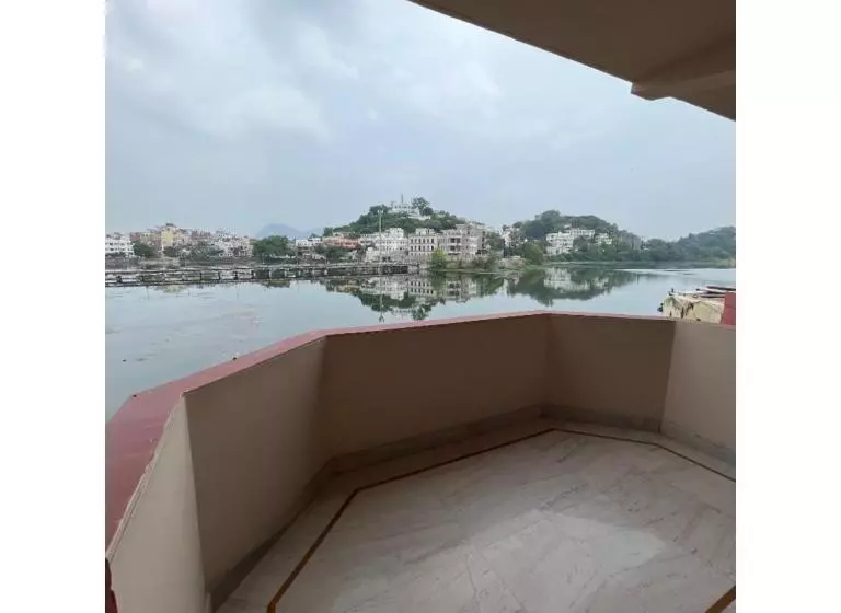 バルコニー付きスタンダードルーム, Rajdarshan   A Lake View Hotel In Udaipur