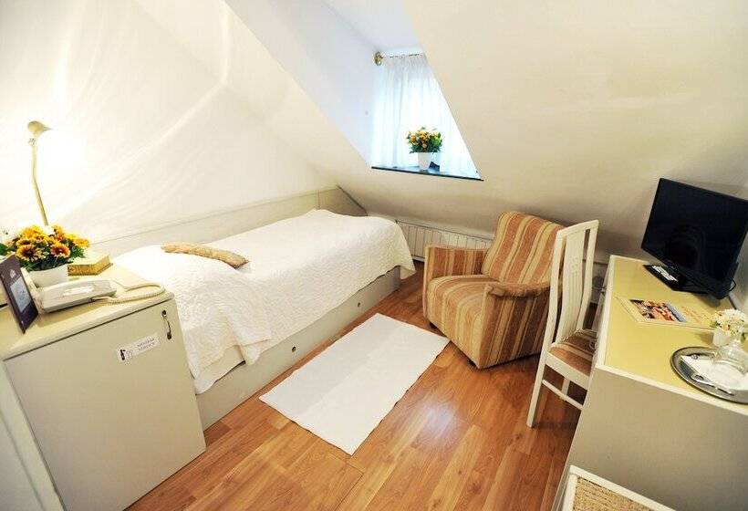 标准单人间, Senator Ház