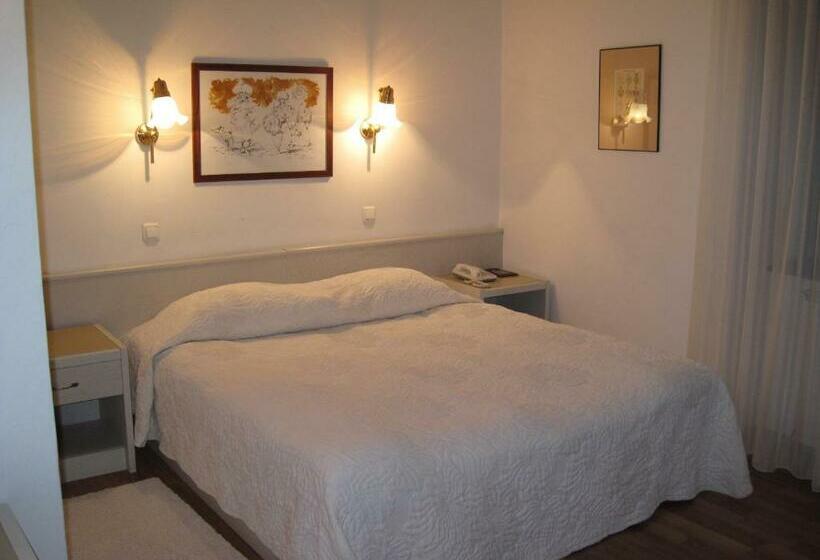 标准间, Senator Ház