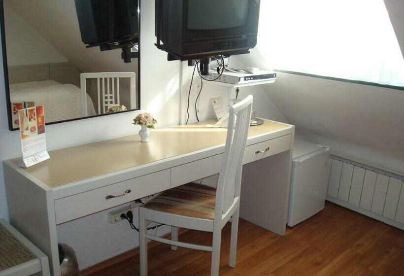 标准单人间, Senator Ház