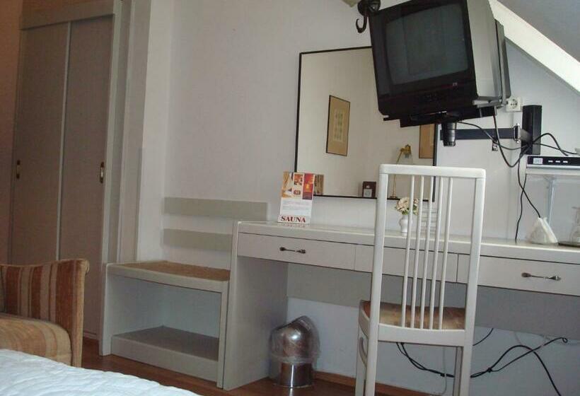 标准单人间, Senator Ház