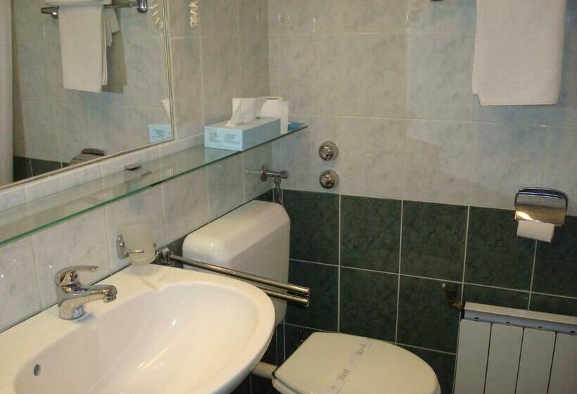 标准单人间, Senator Ház