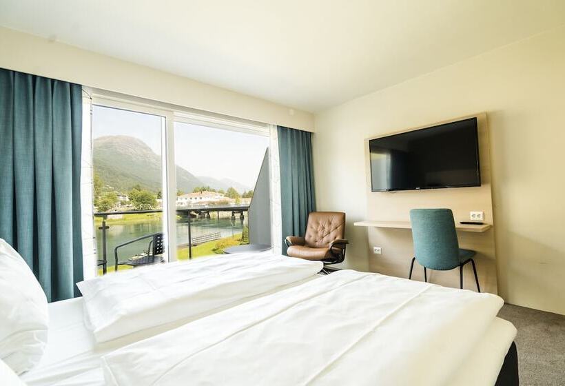 اتاق سوپریور با چشم‌انداز رودخانه, Stryn