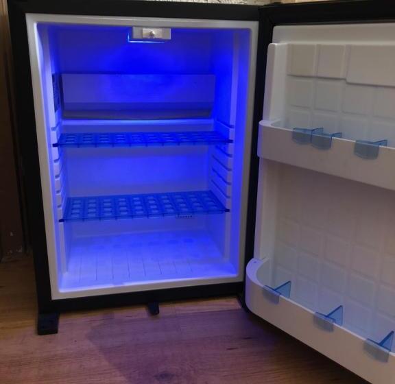 اتاق استاندارد سه نفره, Holzer Ii