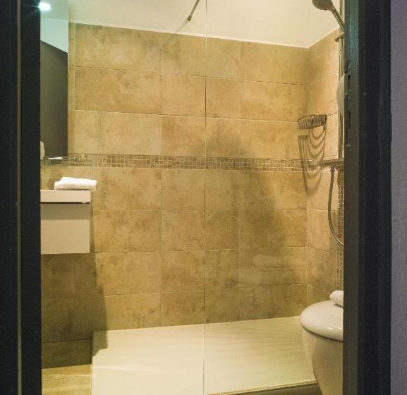 اتاق استاندارد سه نفره, Holzer Ii