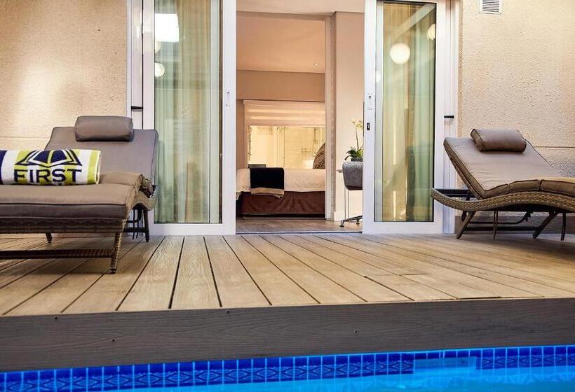 غرفة قياسية مطلّة علي حمام السباحة, First Group Riviera Suites