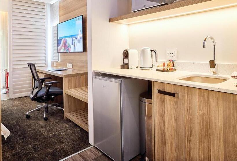 غرفة قياسية مطلّة علي حمام السباحة, First Group Riviera Suites