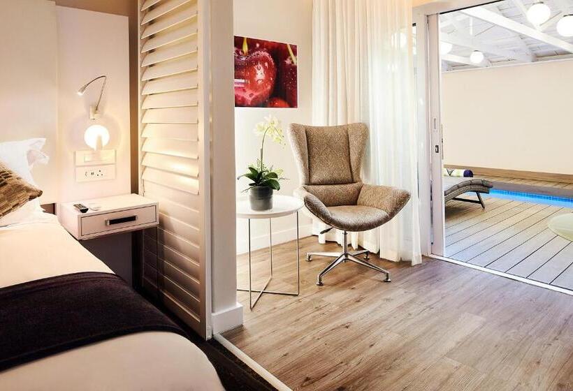 غرفة قياسية مطلّة علي حمام السباحة, First Group Riviera Suites