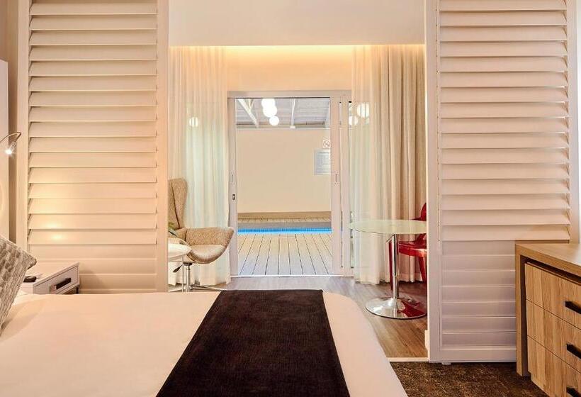 غرفة قياسية مطلّة علي حمام السباحة, First Group Riviera Suites