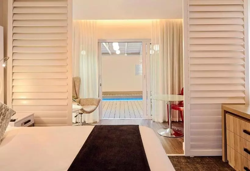 プールビュースタンダードルーム, First Group Riviera Suites