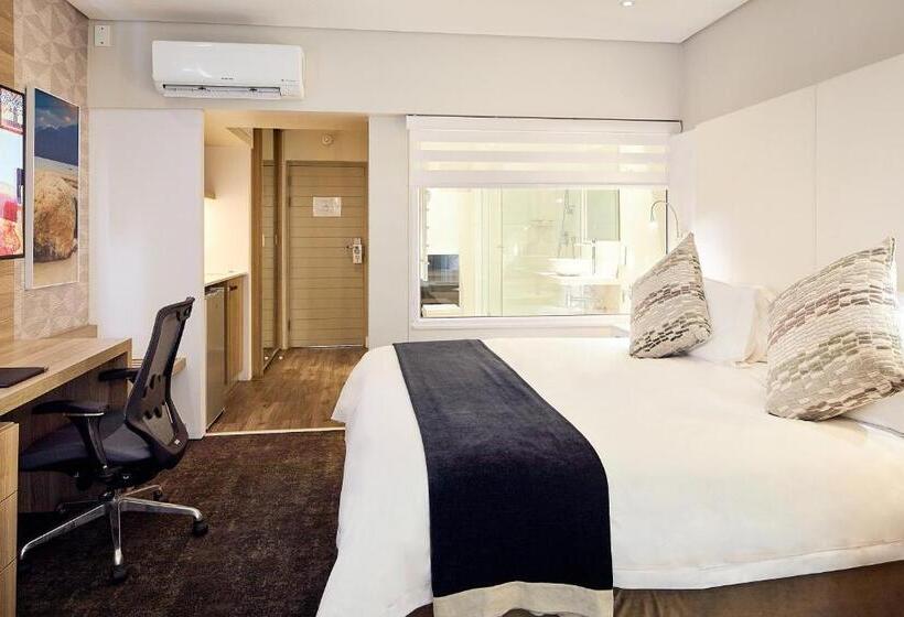 غرفة قياسية مطلّة علي حمام السباحة, First Group Riviera Suites