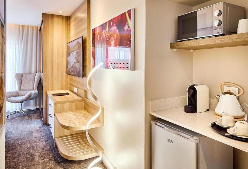 غرفة قياسية مزوَّدة بتراس, First Group Riviera Suites