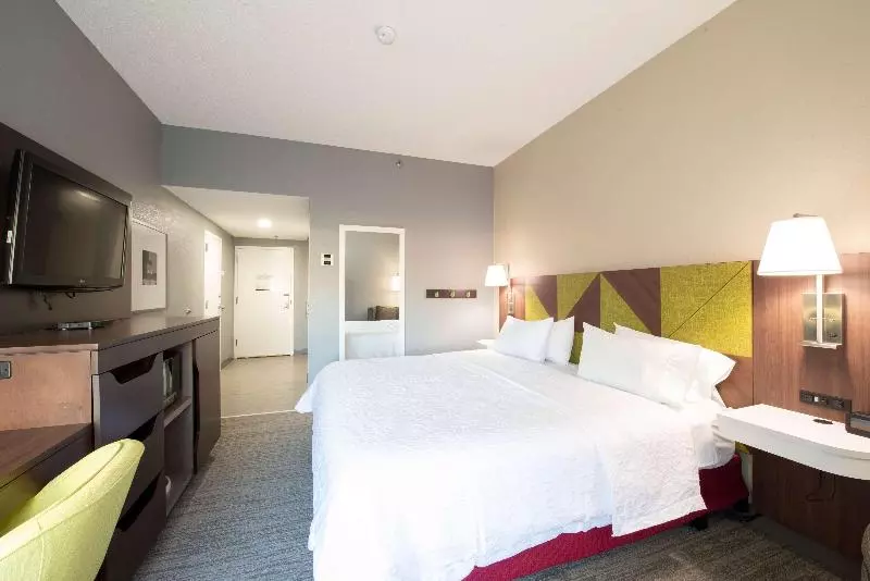 キングサイズベッドのスタンダードルーム, Hampton Inn Southlake