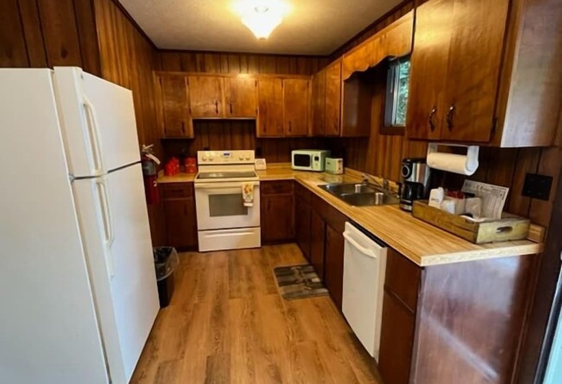 Хижина Deluxe, Meadowlark Motel With Restaurant & Bar