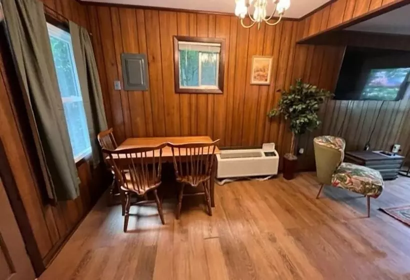 デラックスキャビン, Meadowlark Motel With Restaurant & Bar