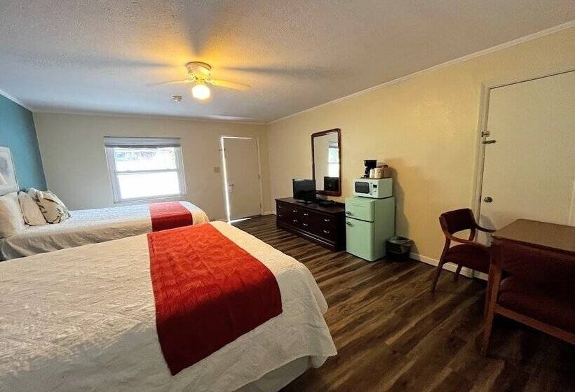 Номер Стандарт 2 Двуспальные Кровати, Meadowlark Motel With Restaurant & Bar