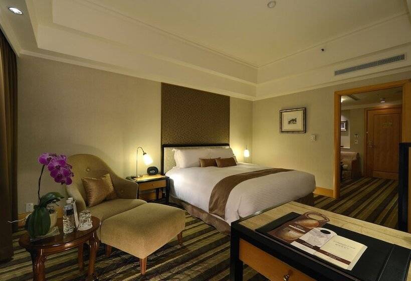 디럭스 룸, The Lees