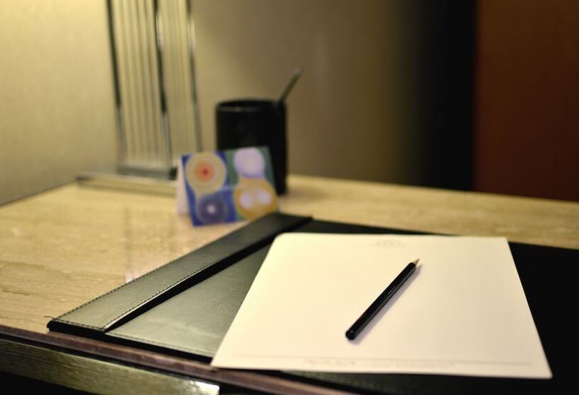 스탠다드 룸, The Lees