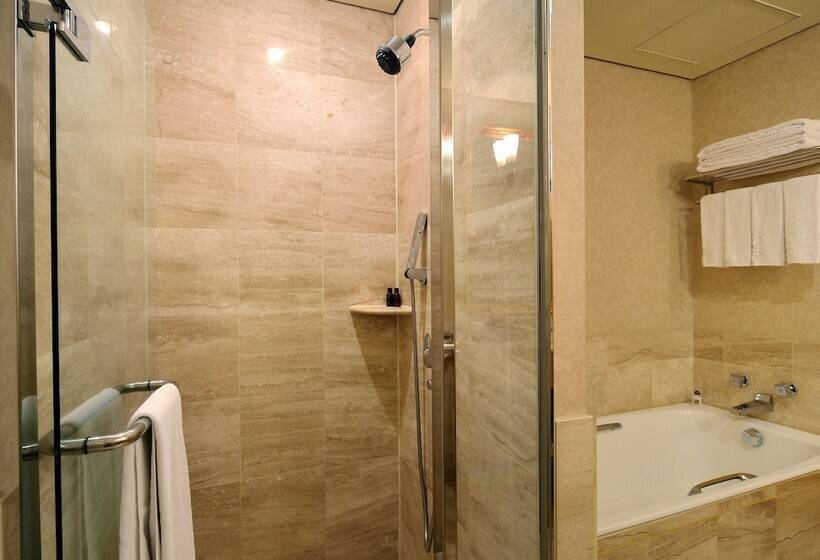 패밀리 룸, The Lees