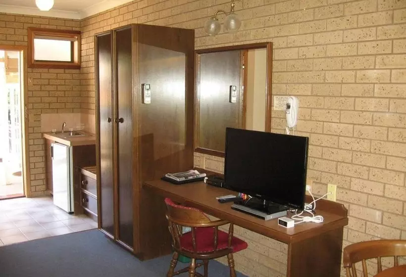 اتاق استاندارد سه نفره, Barrass's John Bright Motor Inn