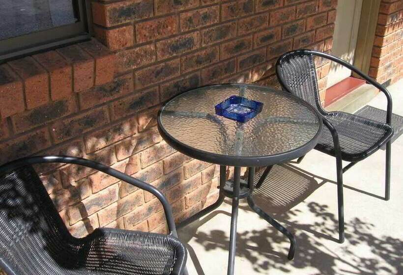 غرفة قياسية ثلاثية, Barrass's John Bright Motor Inn