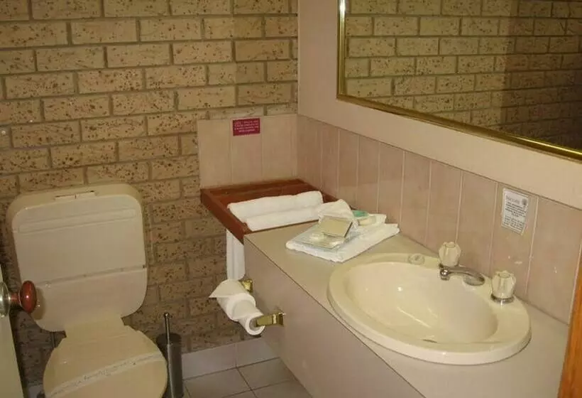 اتاق استاندارد سه نفره, Barrass's John Bright Motor Inn