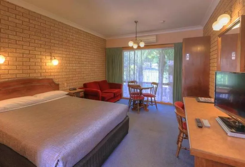 اتاق خانوادگی, Barrass's John Bright Motor Inn