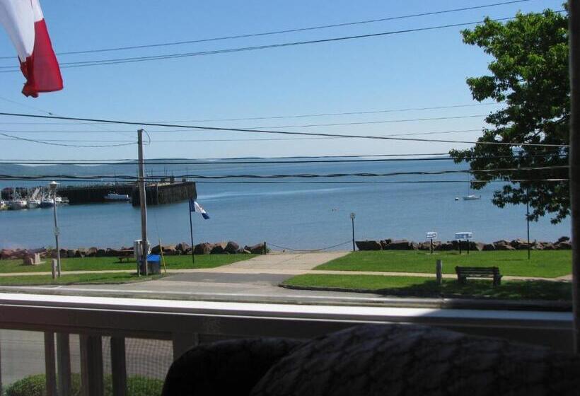 带特大床的标准间, Bayside Inn