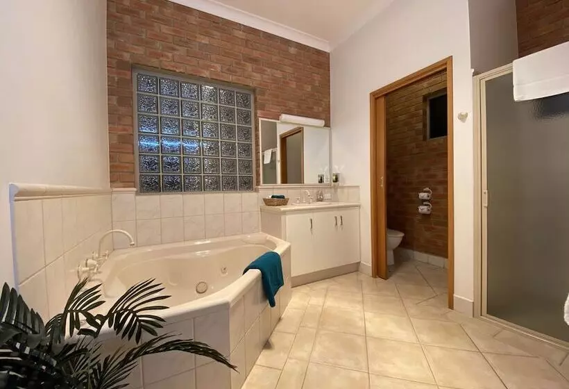 اتاق لوکس, Coastal Waters Motor Inn