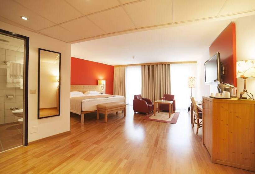 סוויטת ג'וניור נוף לגינה, Rogner Hotel Tirana