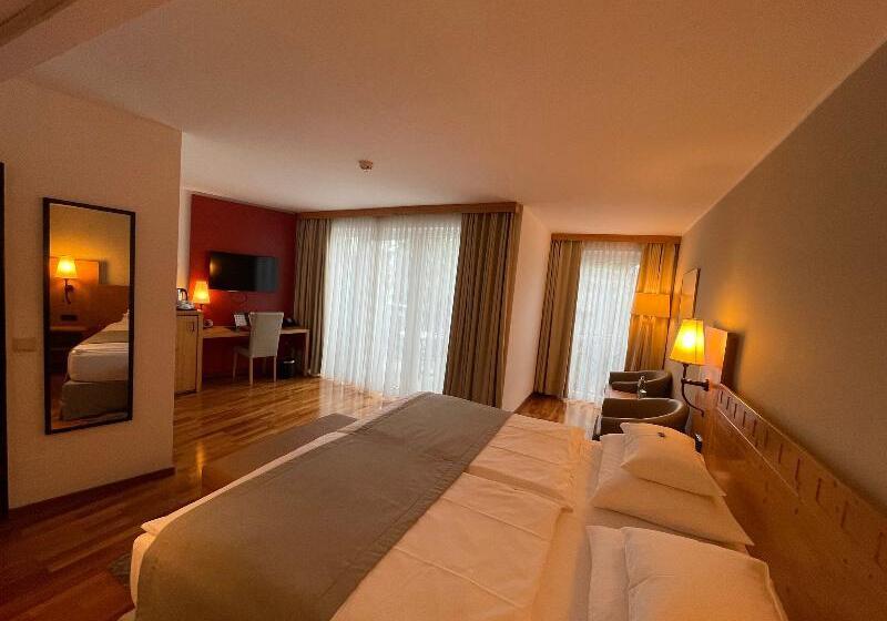 סוויטת ג'וניור נוף לגינה, Rogner Hotel Tirana