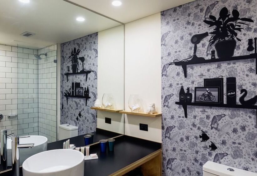 اتاق لوکس, Atura Albury