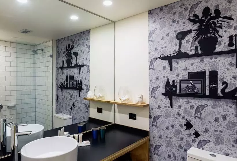 اتاق لوکس, Atura Albury