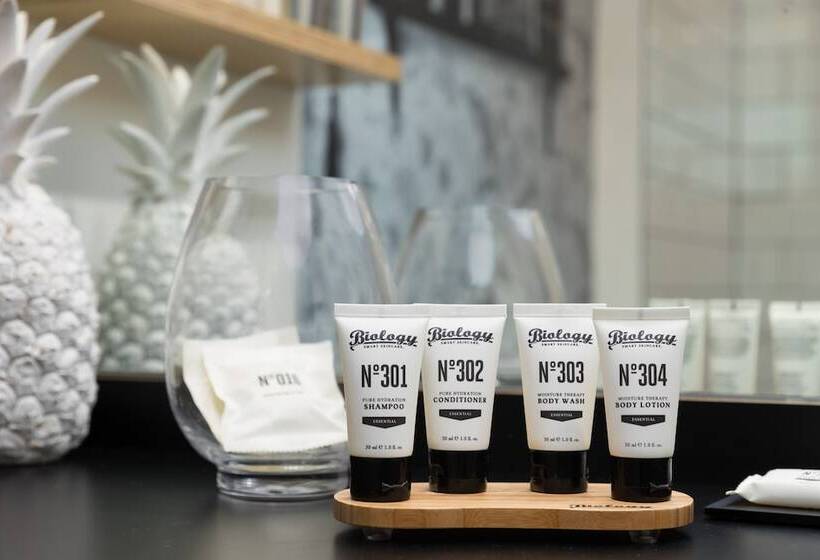 اتاق لوکس, Atura Albury