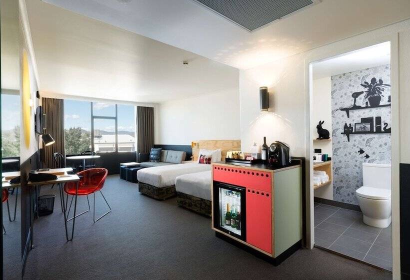 اتاق لوکس, Atura Albury