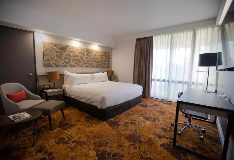 キングサイズベッドのデラックスルーム, Crowne Plaza Alice Springs Lasseters, An Ihg