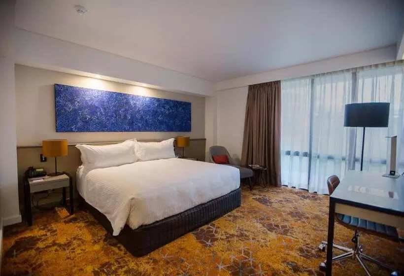 キングサイズベッドのデラックスルーム, Crowne Plaza Alice Springs Lasseters, An Ihg