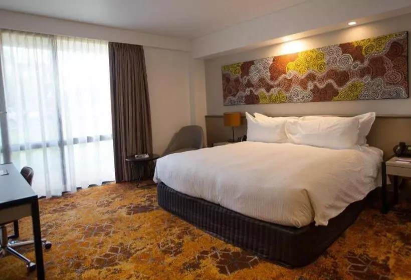 キングサイズベッドのデラックスルーム, Crowne Plaza Alice Springs Lasseters, An Ihg