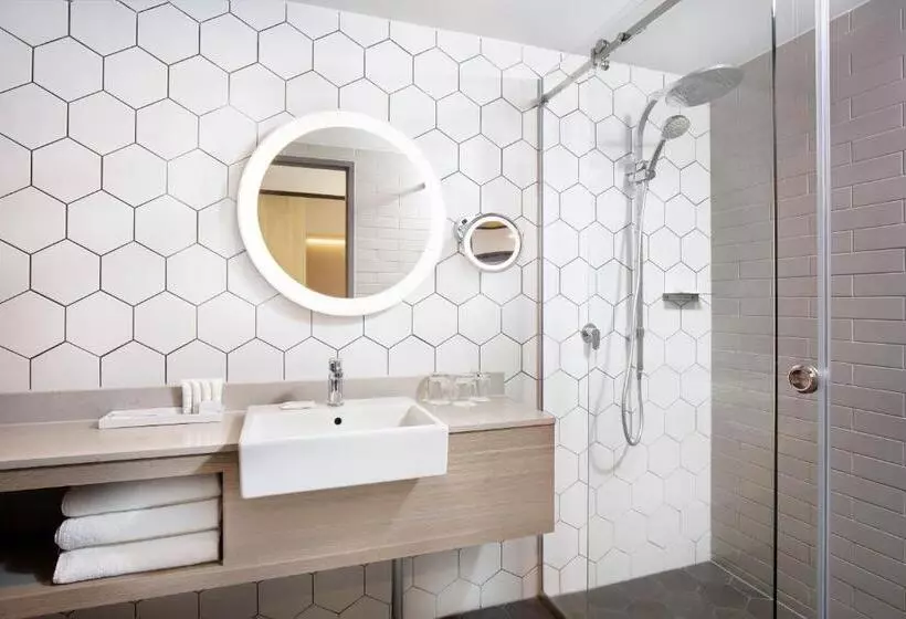 キングサイズベッドのデラックスルーム, Crowne Plaza Alice Springs Lasseters, An Ihg