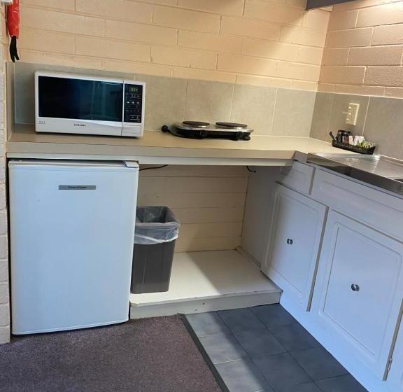 חדר משפחתי, Mahogany Motel Warrnambool