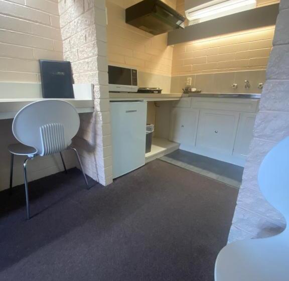 חדר משפחתי, Mahogany Motel Warrnambool