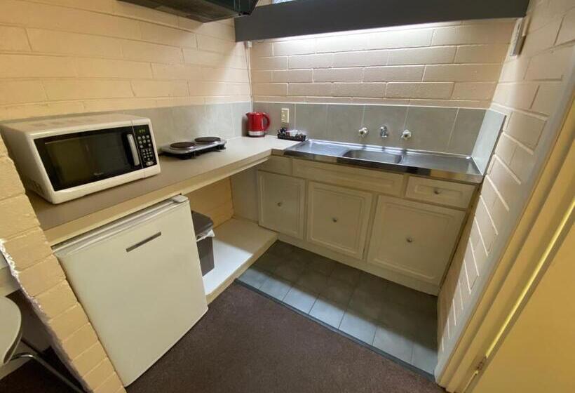 חדר משפחתי, Mahogany Motel Warrnambool