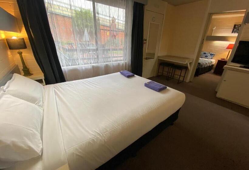 חדר משפחתי, Mahogany Motel Warrnambool