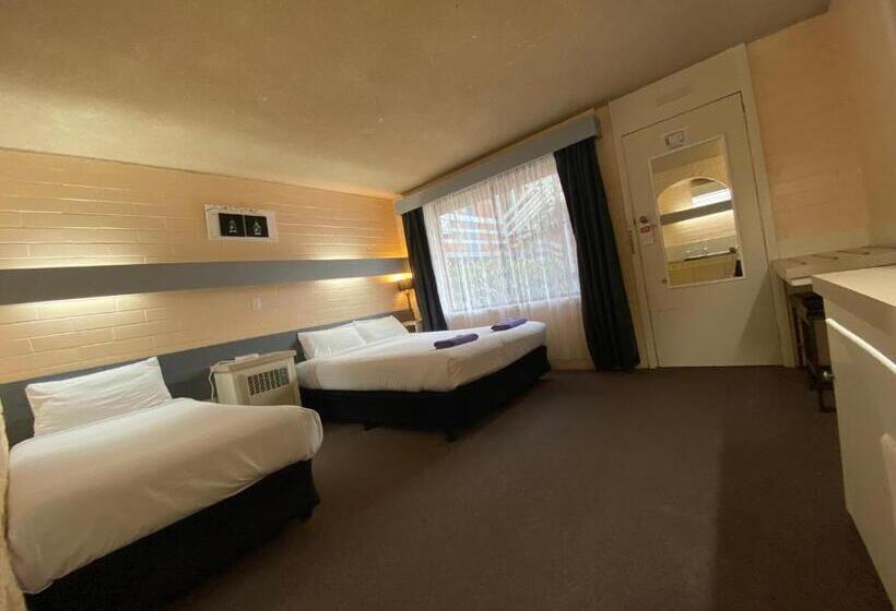 חדר משפחתי, Mahogany Motel Warrnambool