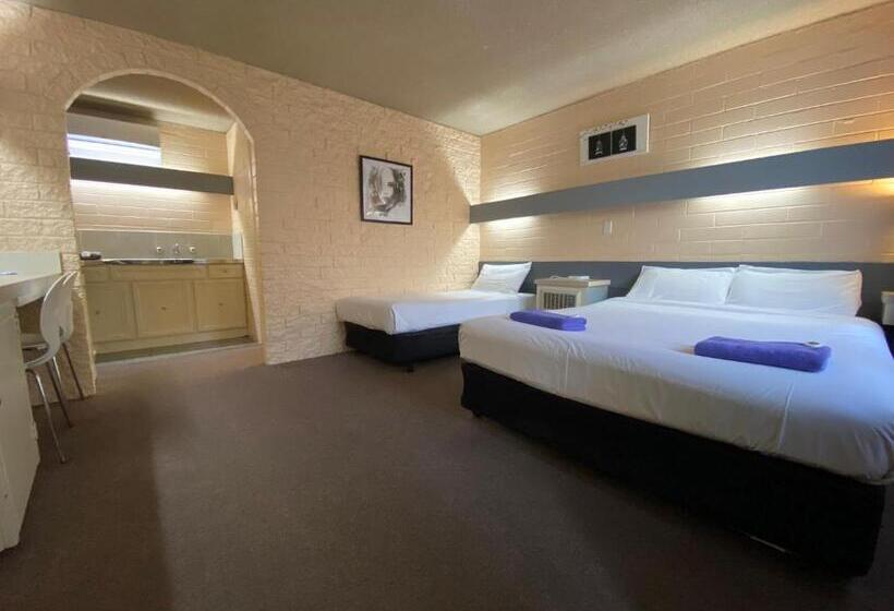 חדר משפחתי, Mahogany Motel Warrnambool