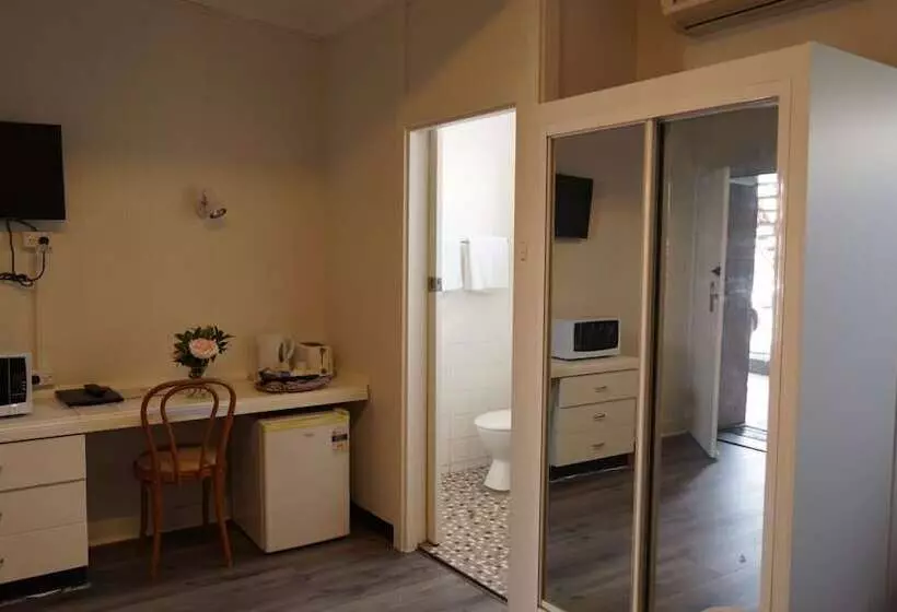 Perhehuone, Country Motor Inn