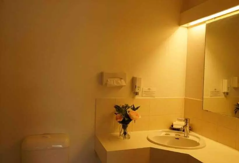 Perhehuone, Country Motor Inn
