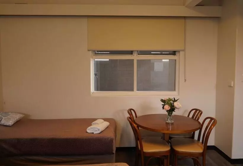 Perhehuone, Country Motor Inn