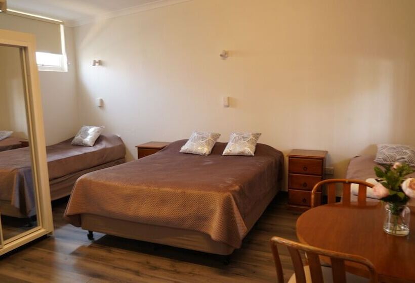 Семейный Номер, Country Motor Inn