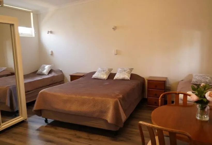 Perhehuone, Country Motor Inn